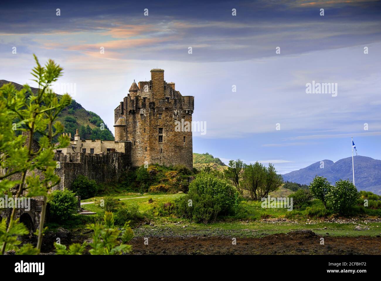 Eilean Donan Castle, in der Mitte des 13. Jahrhunderts erbaut, wurde aber teilweise bei einem Jakobitenaufstand im Jahr 1719 zerstört. Stockfoto