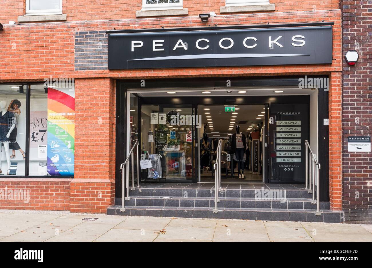 Eintritt zum Peacocks Fashion Retail Shop in Morpeth, Northumberland, Großbritannien; derzeit im Besitz der Edinburgh Woolen Mill Group. Stockfoto
