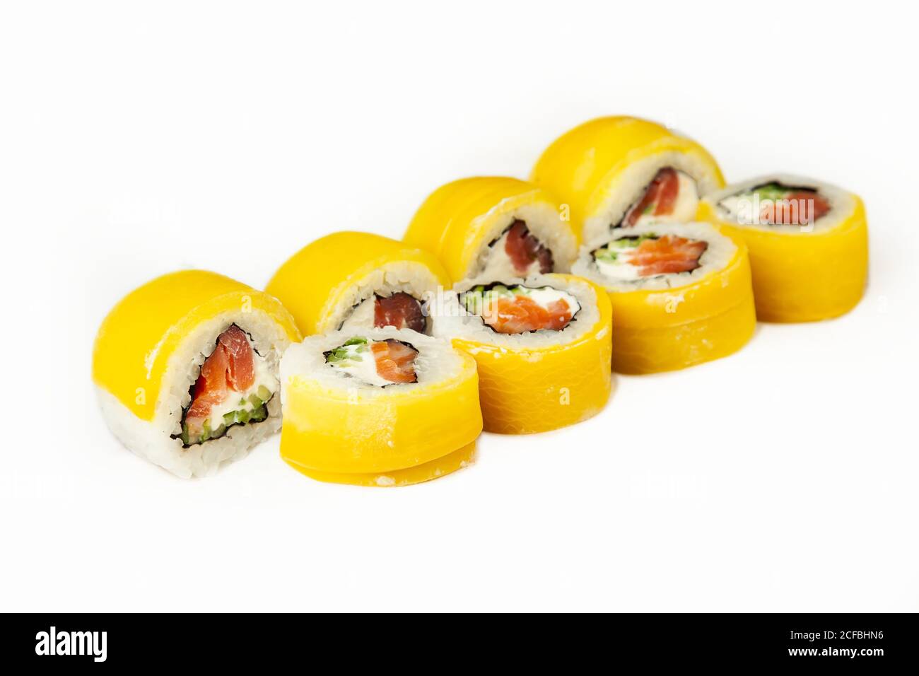 Sushi Rolle Mit Takuan Und Gerauchertem Lachs Auf Einem Weissen Teller Klassisches Japanisches Sushi Traditionelles Japanisches Essen Mit Maki Kostlichen Sushi Stucken Fur Die Speisekarte Des Restaurants Speicherplatz Kopieren Stockfotografie Alamy