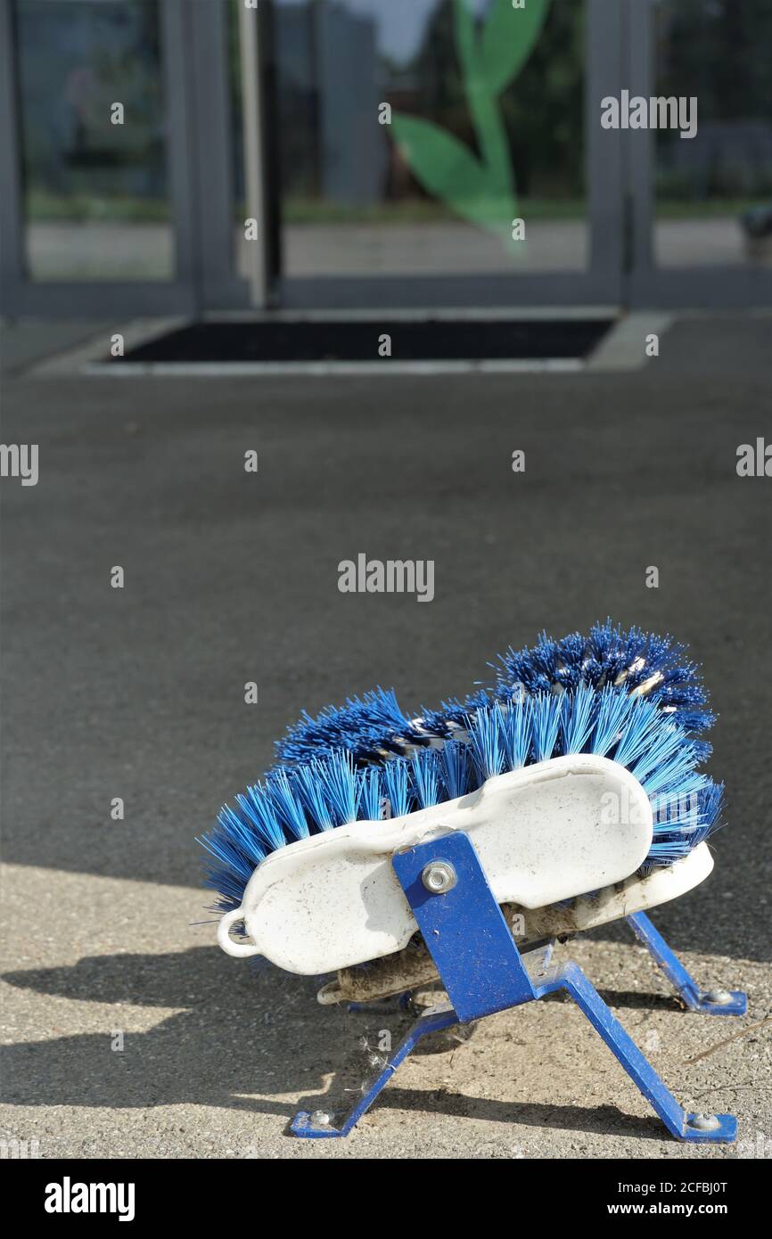 Tür Schritt Boot Scraper Bürstenreiniger Matte aus drei Schuhbürsten und  vor einer Grundschule für die Reinigung der Schuhe platziert  Stockfotografie - Alamy