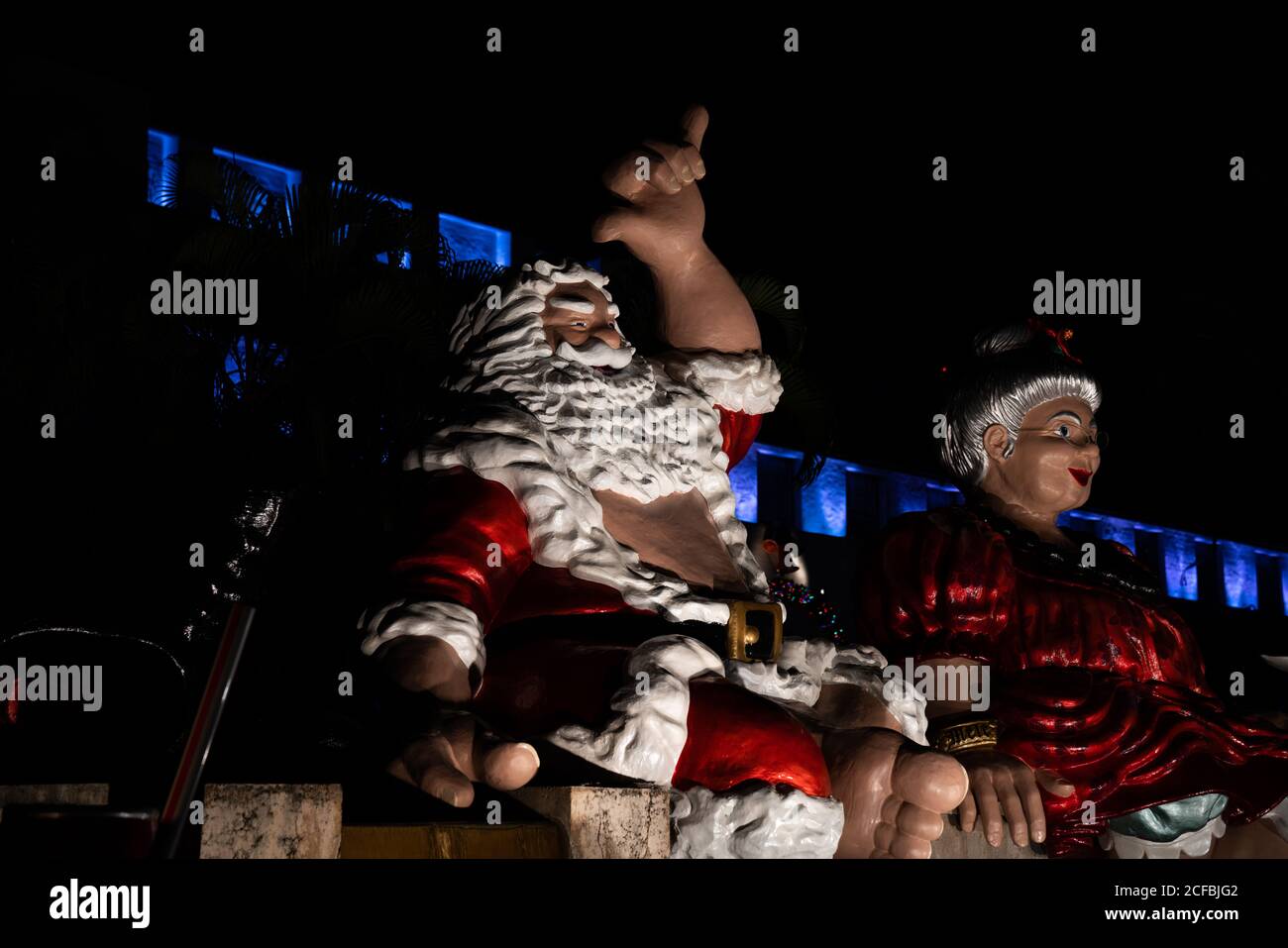 Weihnachtsmann und Frau Claus Figuren draußen in der Nacht Stockfoto