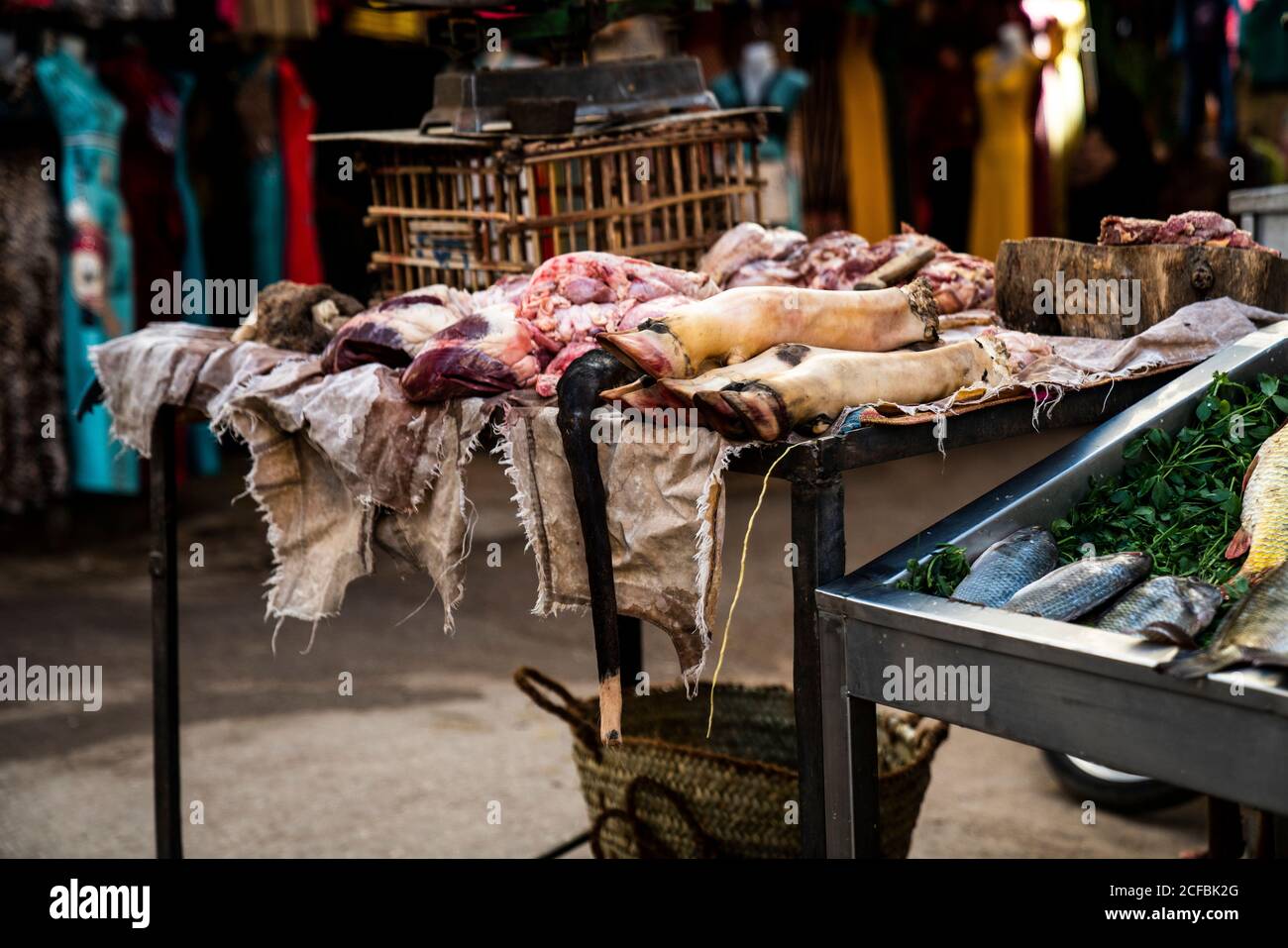 Tierteile und Fisch zum Verkauf auf einem Markt Stockfoto