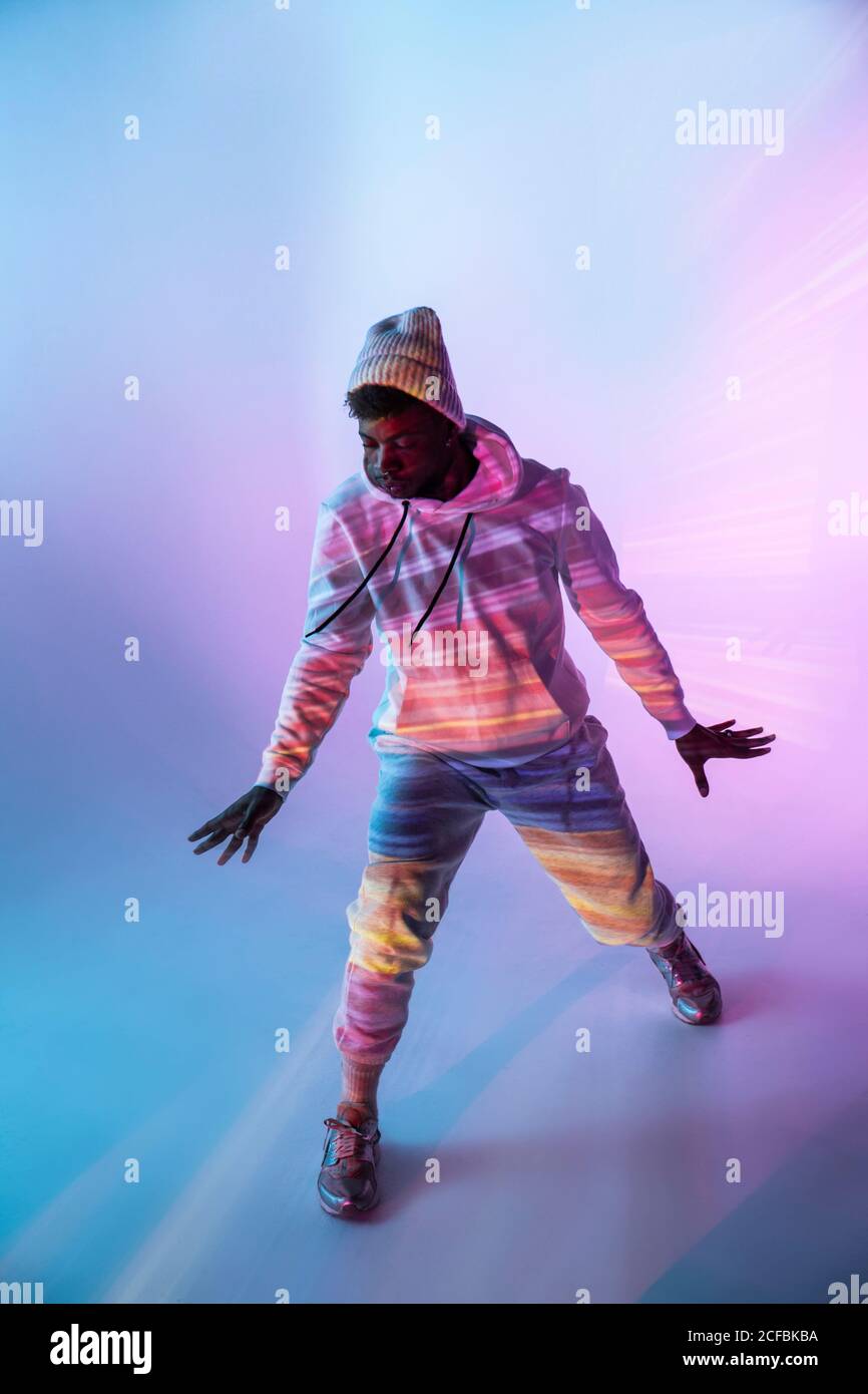 Männliche Tänzerin unter hellem Licht Stockfoto