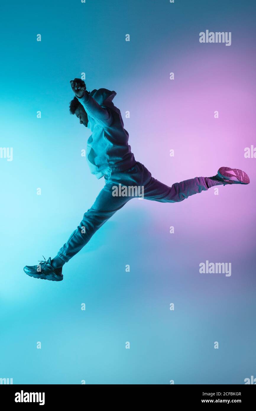 Anonyme Tänzerin, die hoch springt Stockfoto