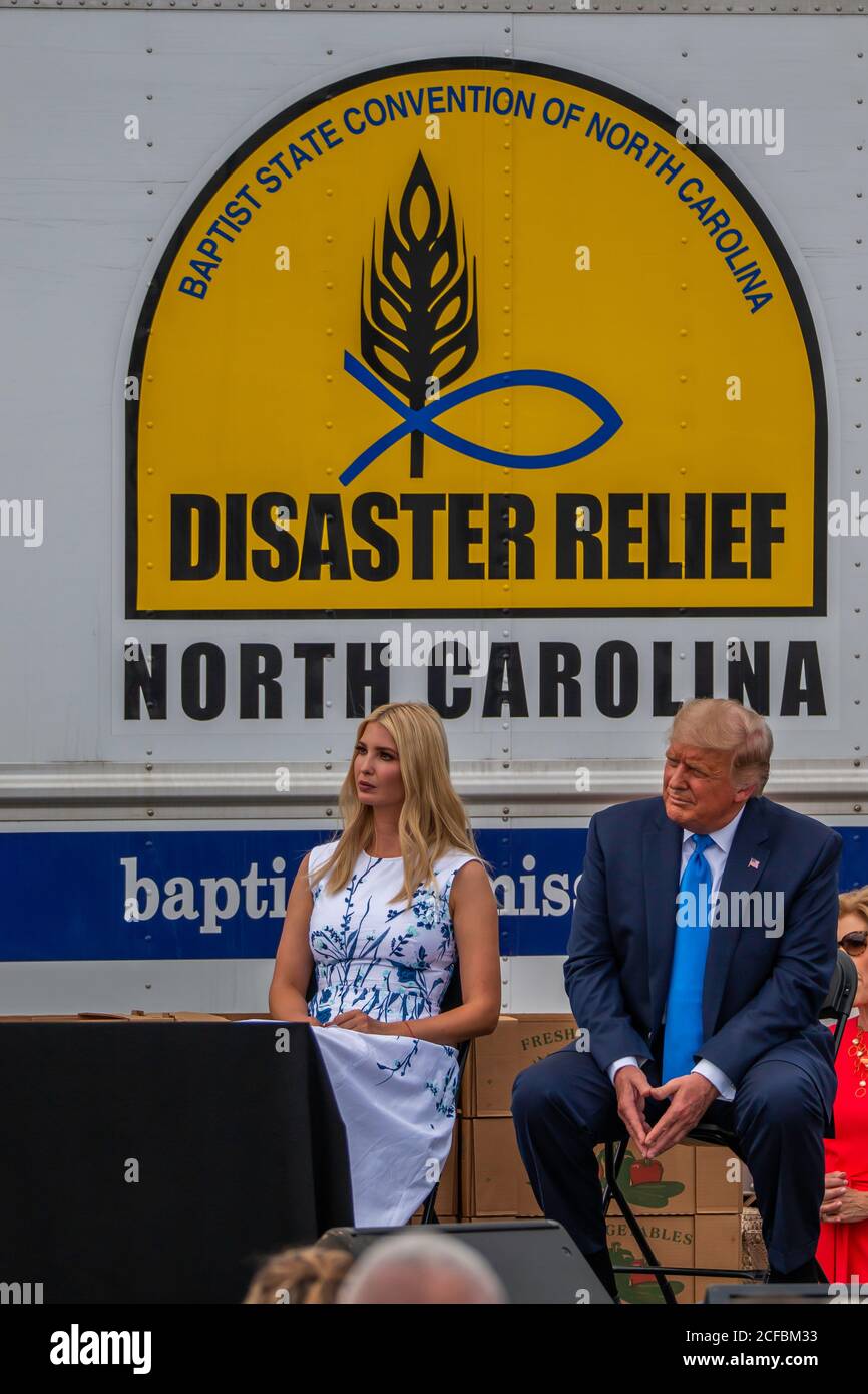 Ivanka Trum und Präsident Trump hören dem Moderator zu Der Erfolg der Bauern zu Familien Food Box Fütterung Programm Stockfoto