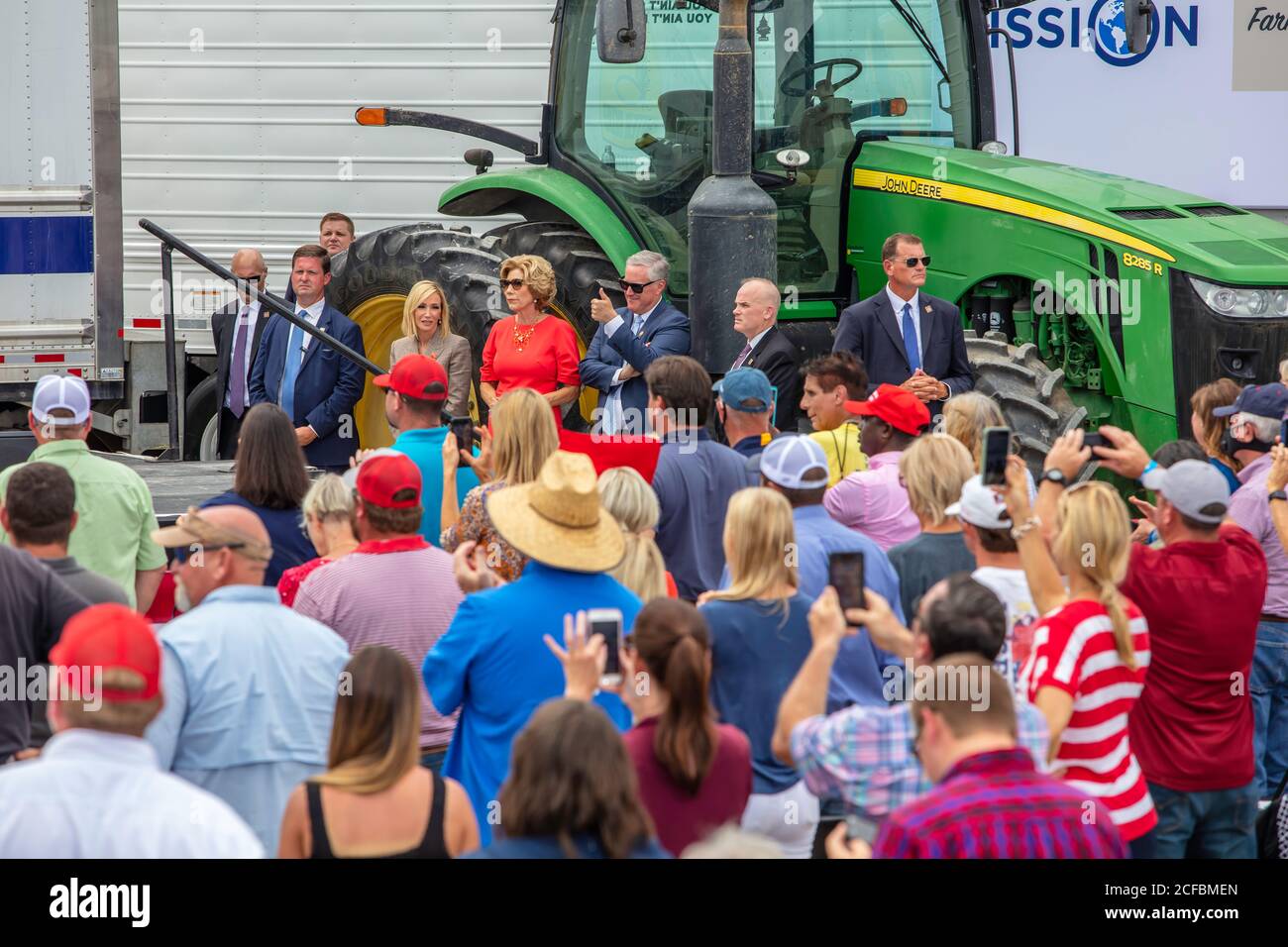Der Stabschef des Weißen Hauses gibt die Daumen-nach-oben-Geste Wenn von Präsident Trump bei den Bauern zu Familien anerkannt Fütterungsprogramm der Food Box Stockfoto