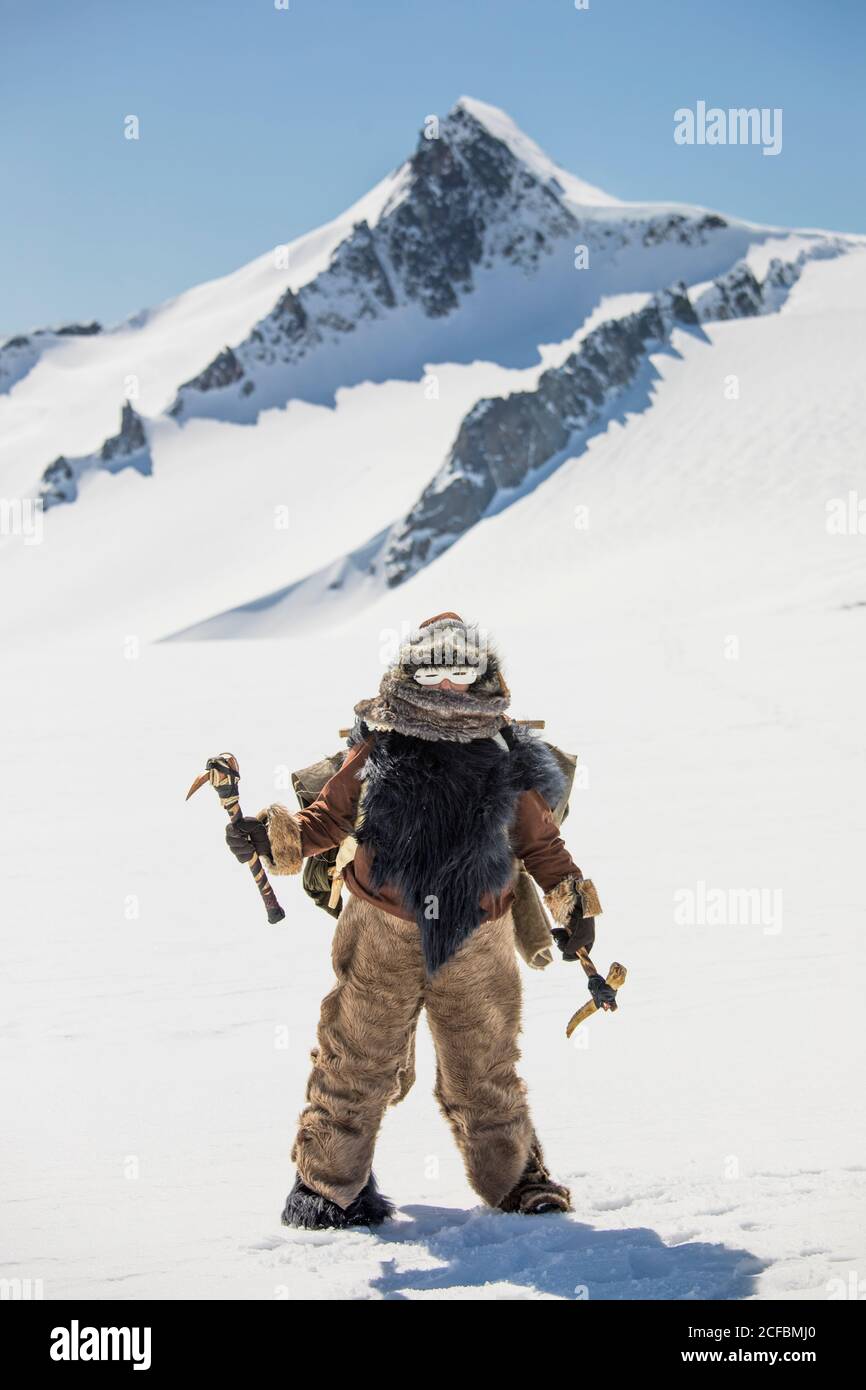 First Nations Jäger trägt Fell mit traditionellen Eispickel Werkzeuge. Stockfoto