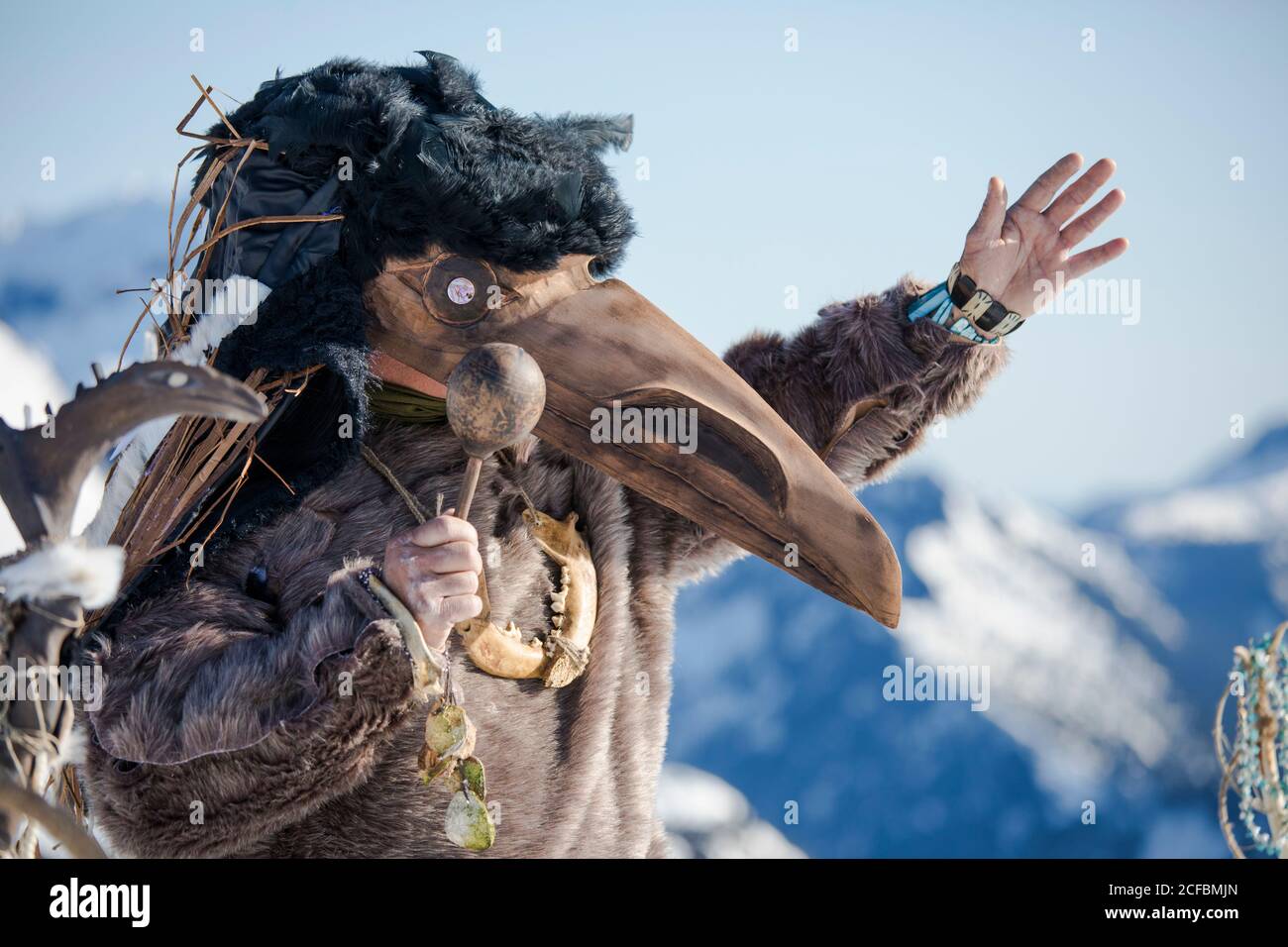 First Nations Person in Ravens Maske gekleidet vorformt eine Zeremonie. Stockfoto