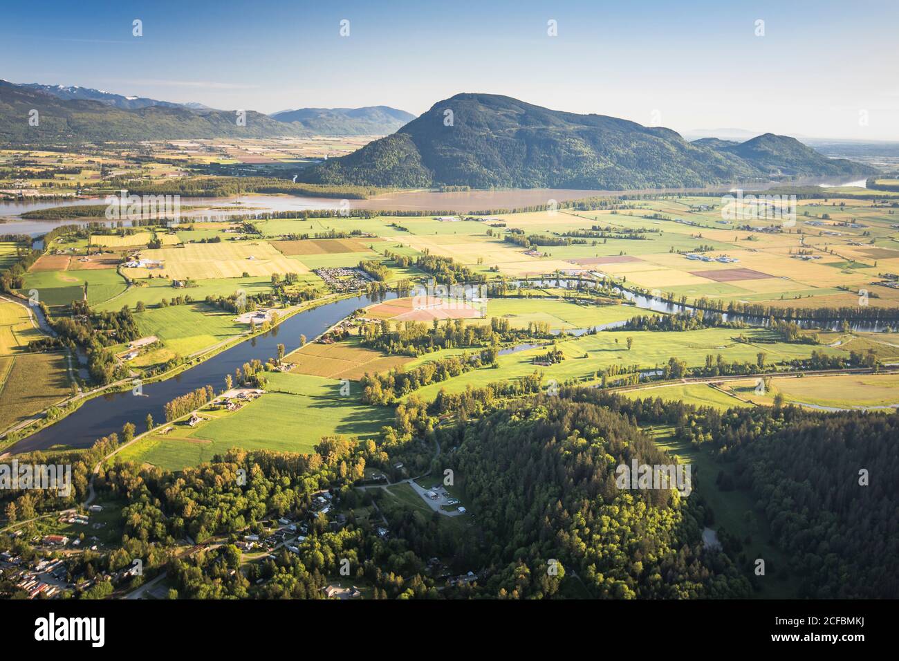 Luftaufnahme von Dewdney und Sumas Mountain, Fraser Valley B.C., Kanada. Stockfoto