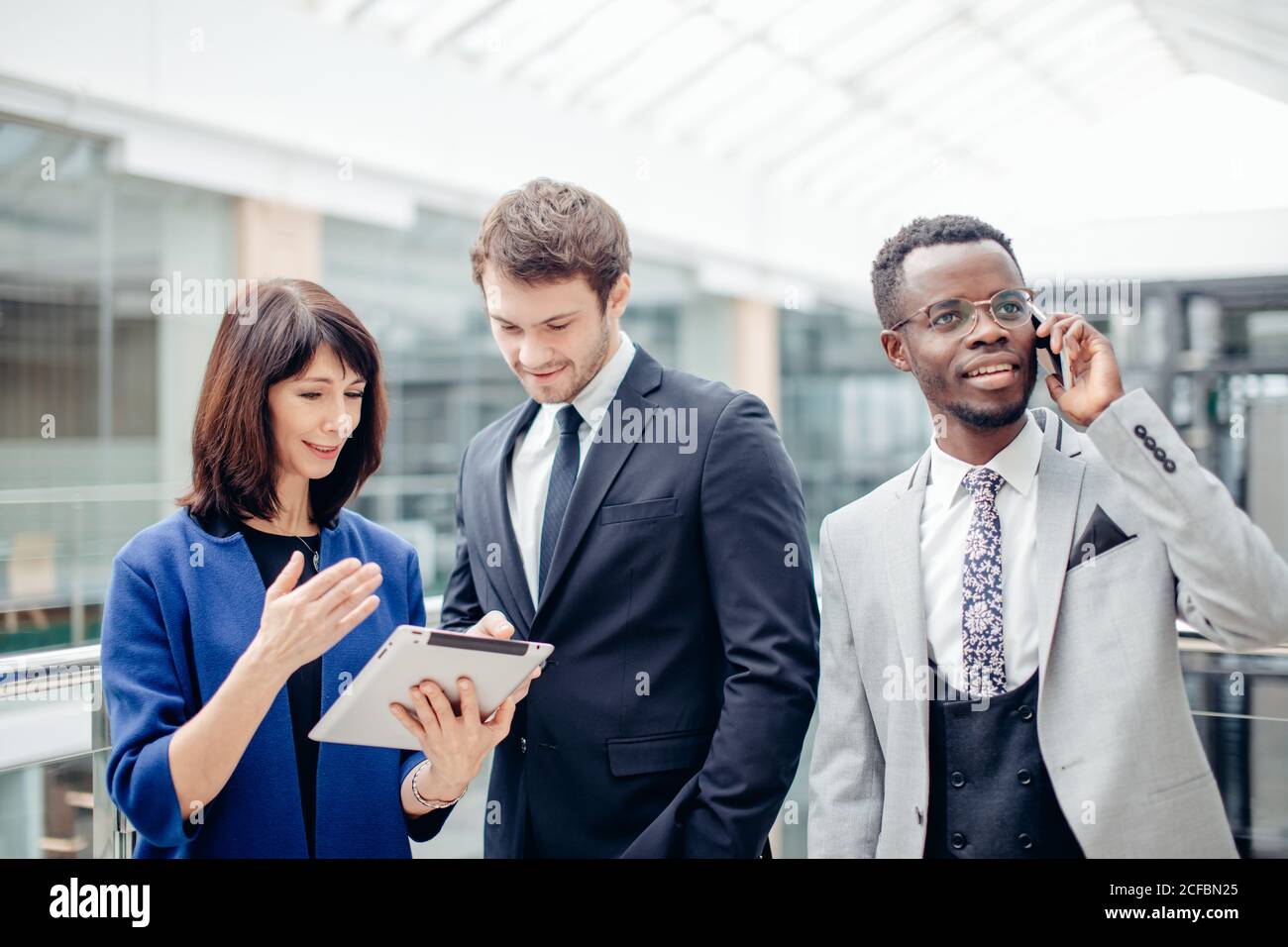 Team von Multiethnischen Kollegen gemeinsam an atablet. Stockfoto