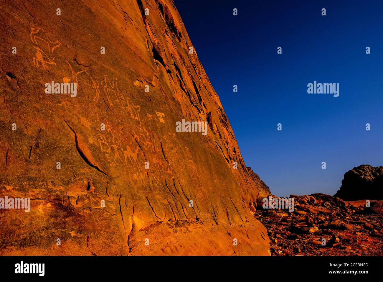 Alte Piktogramme auf Felswänden in der Wüste von Wadi Rum, Jordanien Stockfoto