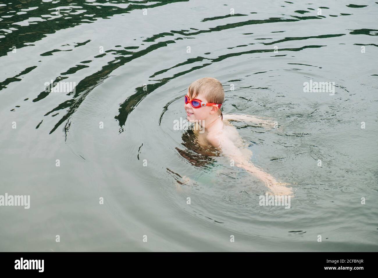 Kleiner Junge mit Stacheln im Wasser Stockfoto
