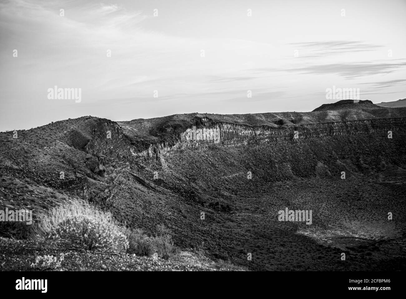 Krater vom Typ Maar El elegant in den Bergen des Biosphärenreservats El Pinacate und der großen Altarwüste in Sonora, Mexiko. Erbe der Menschheit durch die unesco. Typisches Wüstenökosystem von Arizona, nur wenige Kilometer von der Anlage entfernt. Der Vulkan ist der größte in einer umfangreichen Kette von Vulkankegel und Krater, 250 Meter tief und 1,500 Meter im Durchmesser. Felsiger Boden, Oberfläche, trocken, trocken, Dürre .. (Foto von Luis Gutierrez / Norte Photo) cráter tipo maar El elegante en la sierra de la Reserva de la Biosfera El Pinacate y gran desierto de Altar en Sonora, Mexiko. Patrimonio de la Humanidad por la UNE Stockfoto