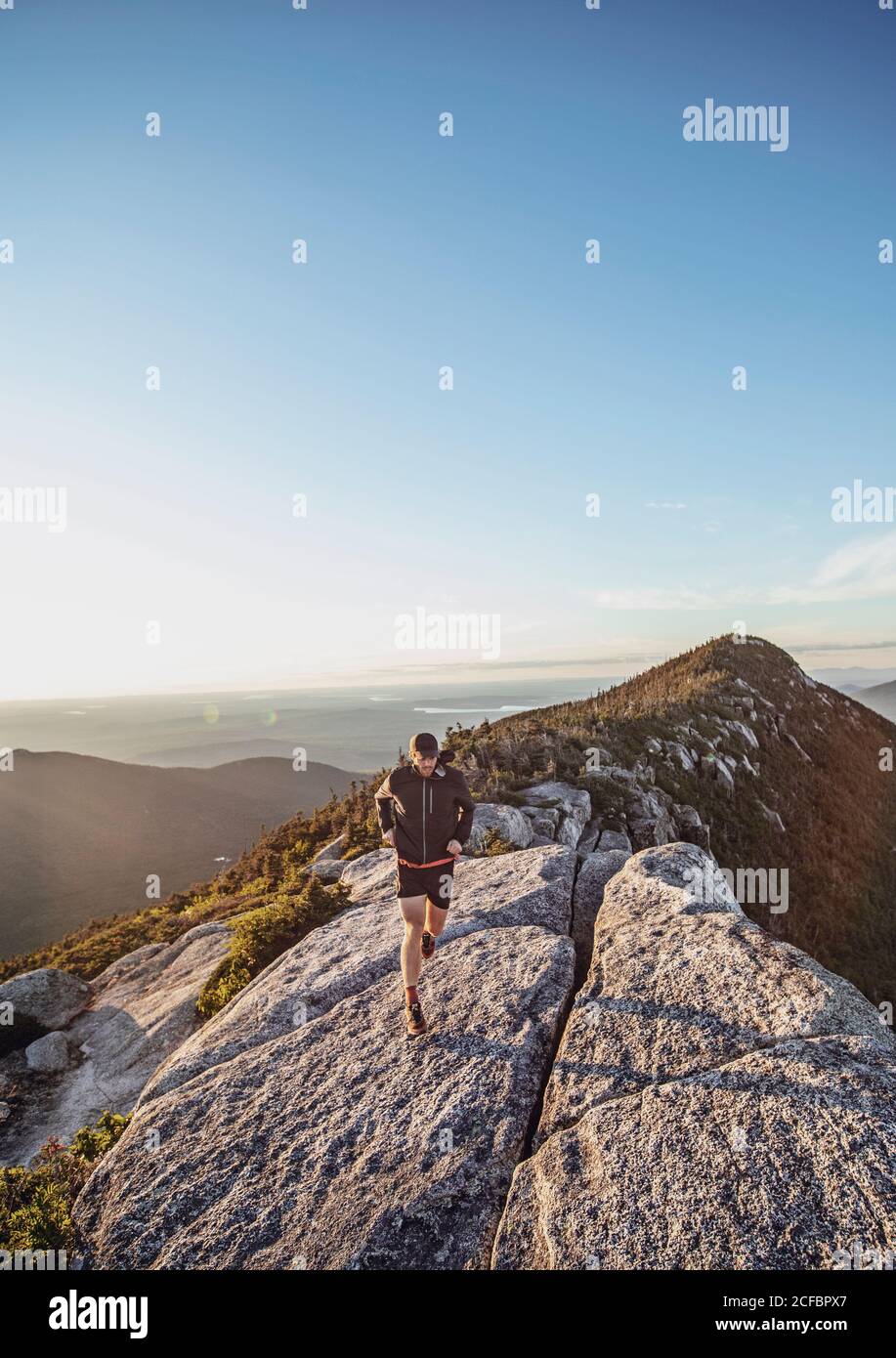 Man Trail verläuft entlang Gipfelgrat des Berges mit erstaunlich Aussicht Stockfoto