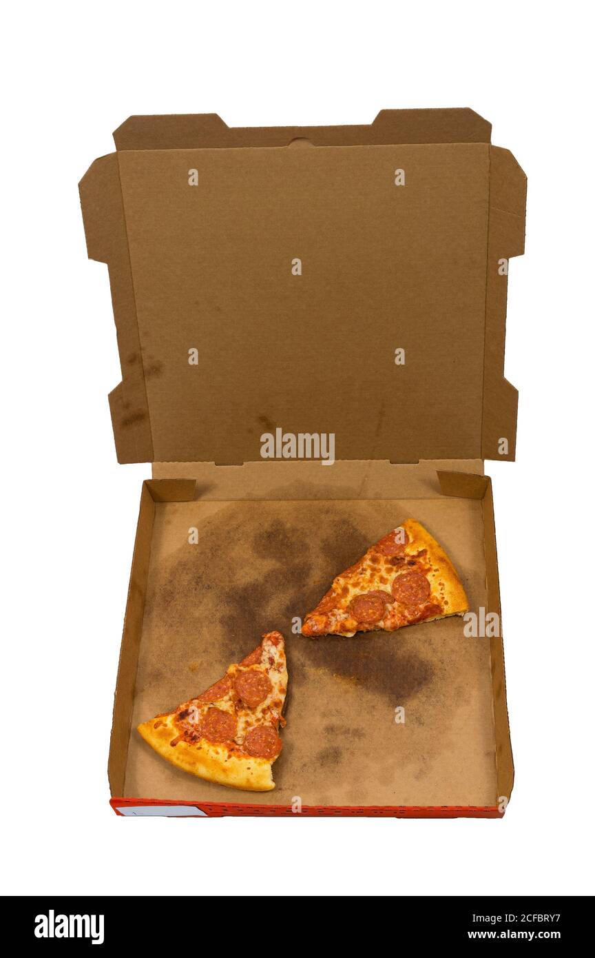 Vertikale Aufnahme von einigen Scheiben übrig gebliebene Pizza in einem Lieferkarton isoliert auf weißem Hintergrund. Stockfoto