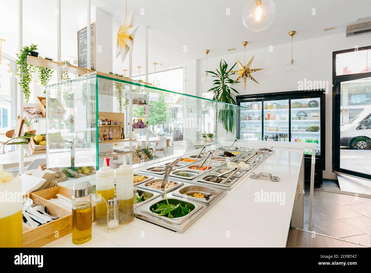 Modernes Restaurant mit Selbstbedienungssystem und serviert köstliche Speisen Und Geschirr im warmen Metallbehälter auf der Theke Stockfoto