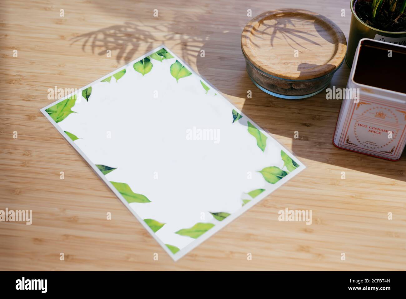 Ansicht von oben Menü laminiertes Papier auf Holztisch zusammengesetzt In der Nähe Blumentopf und verschiedene hölzerne und metallische Gegenstände Stockfoto