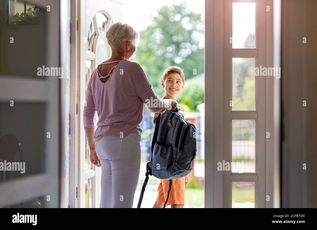 Mutter und Sohn mit Rucksack in der Eingangshalle Stockfoto