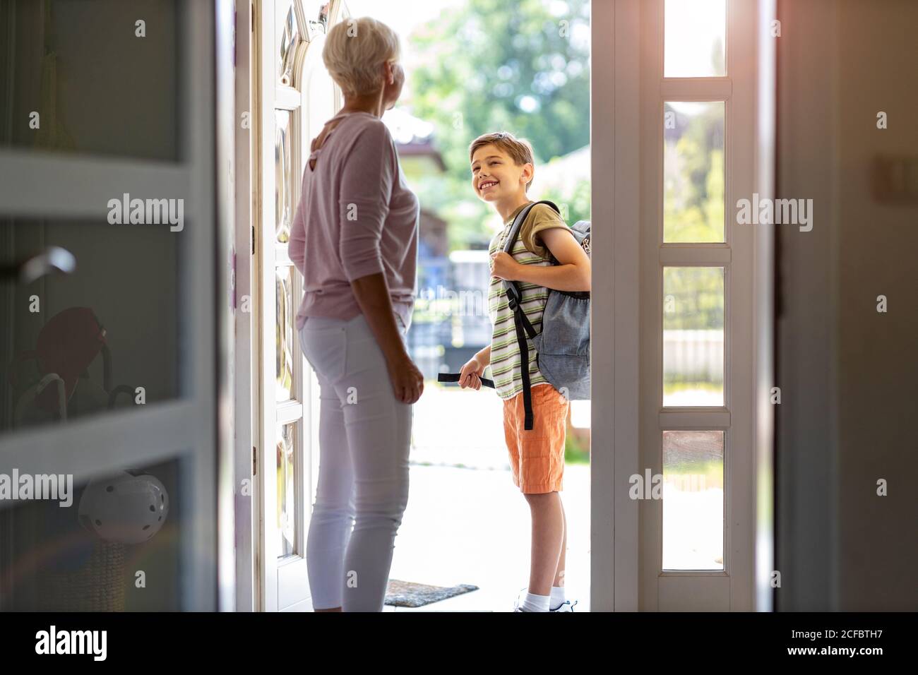 Mutter und Sohn mit Rucksack in der Eingangshalle Stockfoto