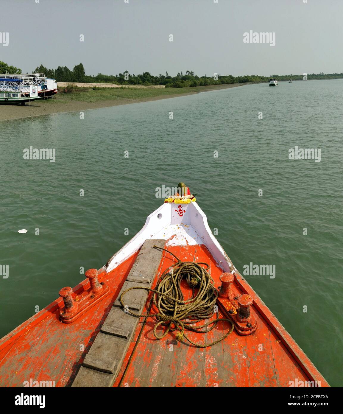 Das prow eines leuchtend roten Angeln und Touristenboot Segeln auf der Bucht von Bengalen Stockfoto