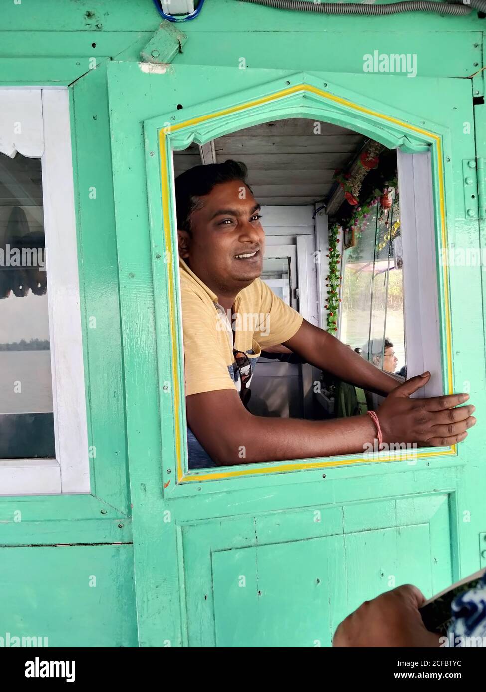 Mehrere Boote fahren von Sundarbans aus, um den Sunderbans Mangrovenwald zu zeigen. Berühmt für den Bengalen Tiger. Dies ist ein Porträt für einen solchen Bootsbesitzer Stockfoto