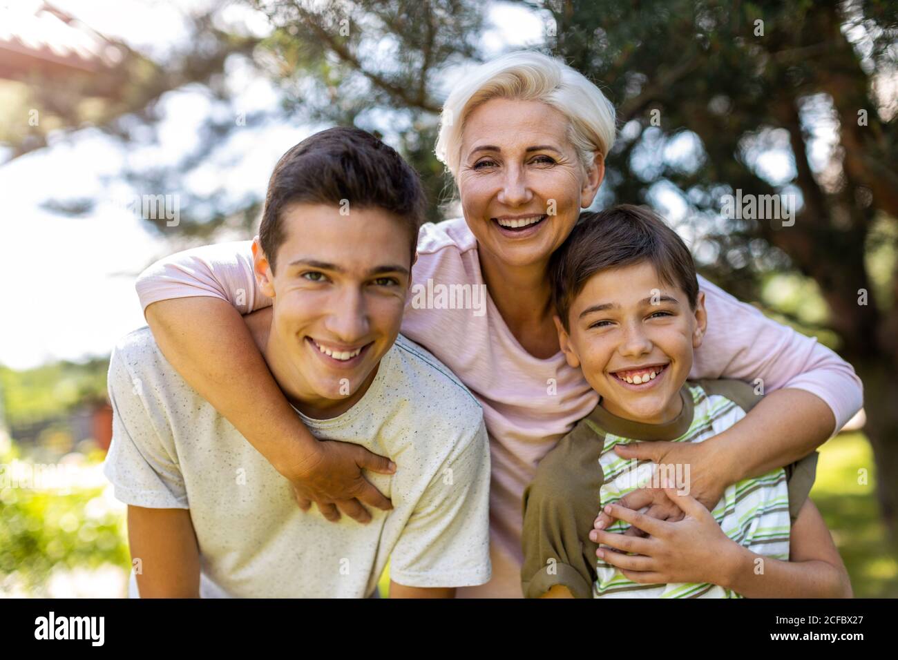 Glückliche Mutter mit ihren beiden Söhnen Stockfoto
