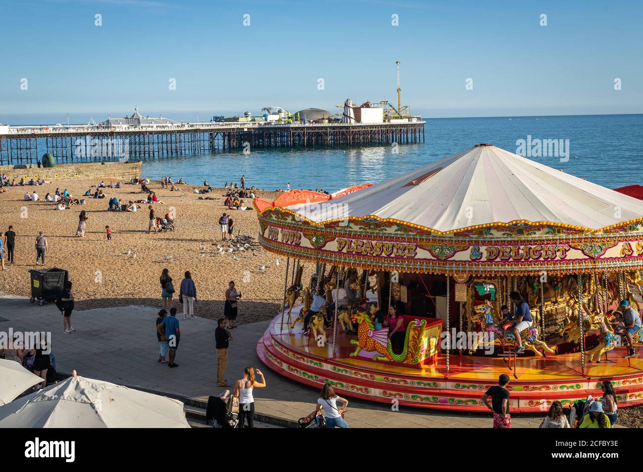 Fröhliche Runde und Pier am Brighton Beach Stockfoto