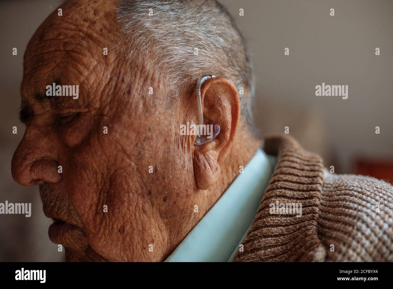 Detail eines Hörgerätes bei einem alten Mann Stockfoto