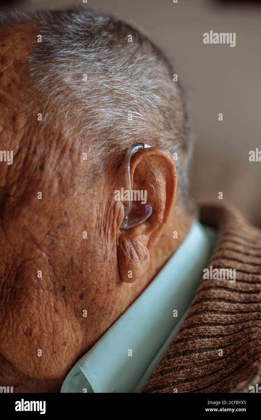 Detail eines Hörgerätes bei einem alten Mann Stockfoto