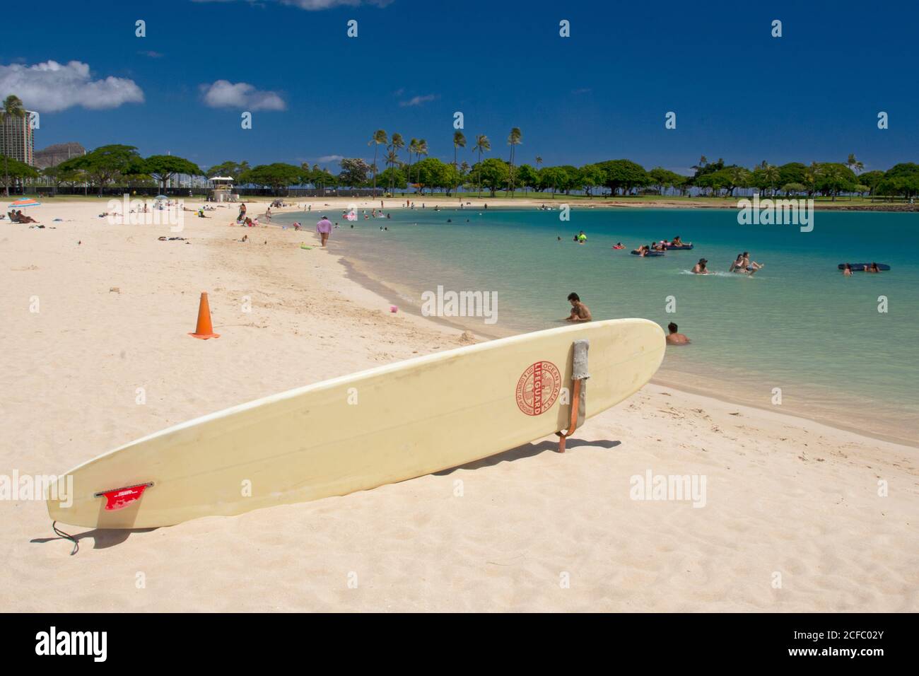 Rettungsschwimmer Surfbrett am Ala Moana Beach, Oahu, Hawaii, USA Stockfoto