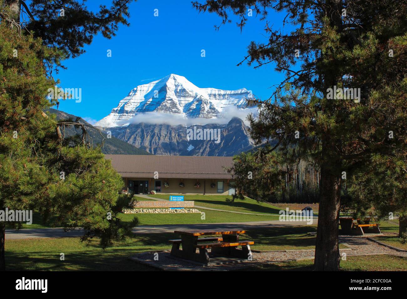 Blick auf den Mount Edith Cavell im Jasper National Park Das Tourismusbüro im Herbst Stockfoto