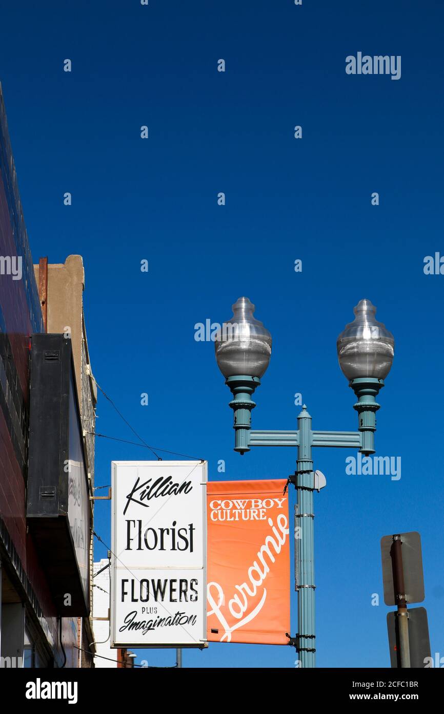 Schilder und Außenaufnahmen von Geschäften in Laramie, Wyoming, USA Stockfoto