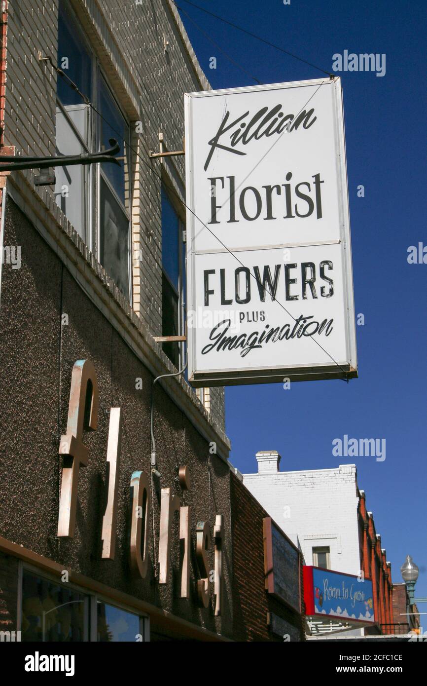 Schilder und Außenaufnahmen von Geschäften in Laramie, Wyoming, USA Stockfoto