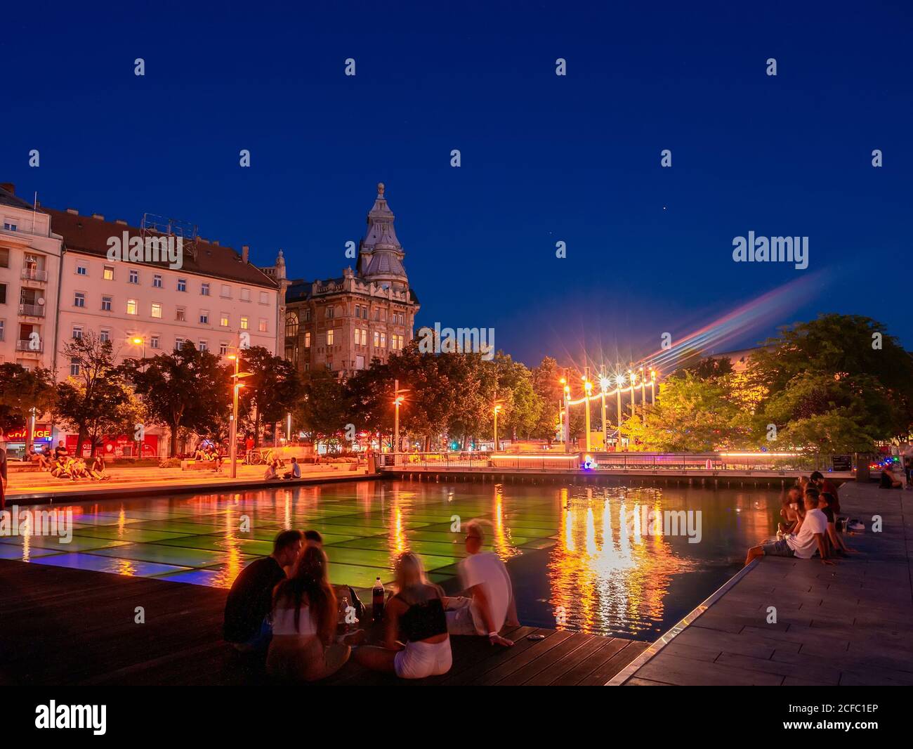 BUDAPEST, UNGARN - 22. AUGUST 2020: Blick auf den Sonnenuntergang, während die Menschen ruhen auf dem Franziskus-Platz in Budapest, Ungarn an einem Sommerabend. Stockfoto