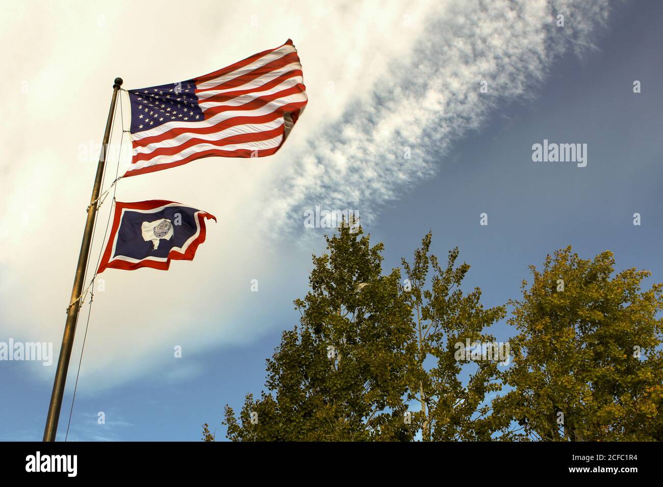 USA und Wyoming Flaggen fliegen auf Fahnenmast in USA Stockfoto