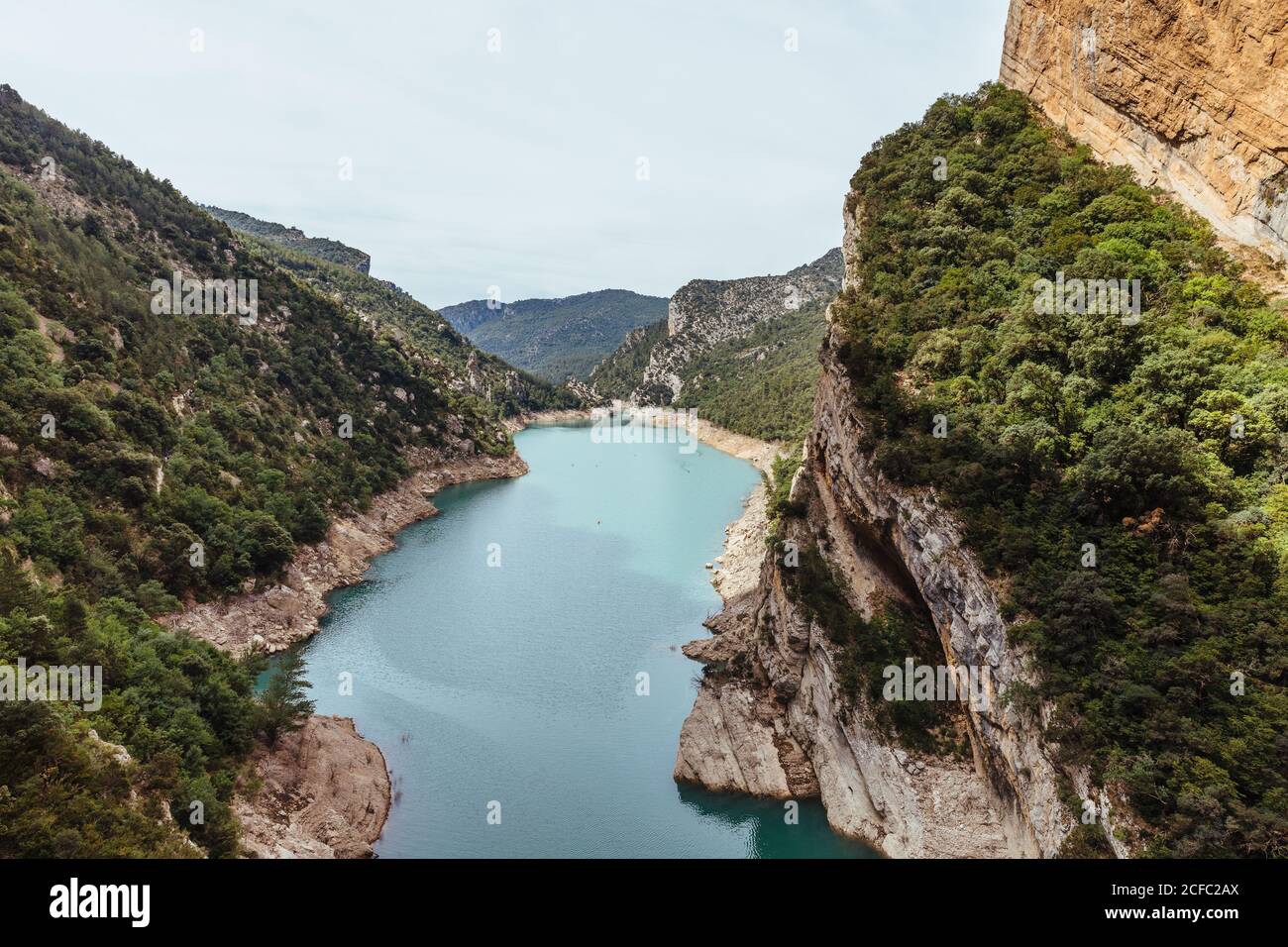 Von oben Blick auf einen atemberaubenden Fluss in der Schlucht dazwischen Zwei grüne Hügel Stockfoto