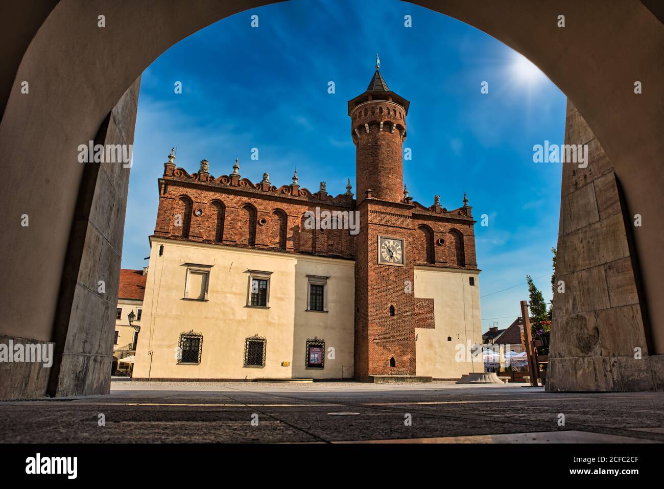 Tarnow, Juni 2020: Marktplatz mit Renaissance Rathaus. Beispiel für Manierismus in der Architektur. Stockfoto