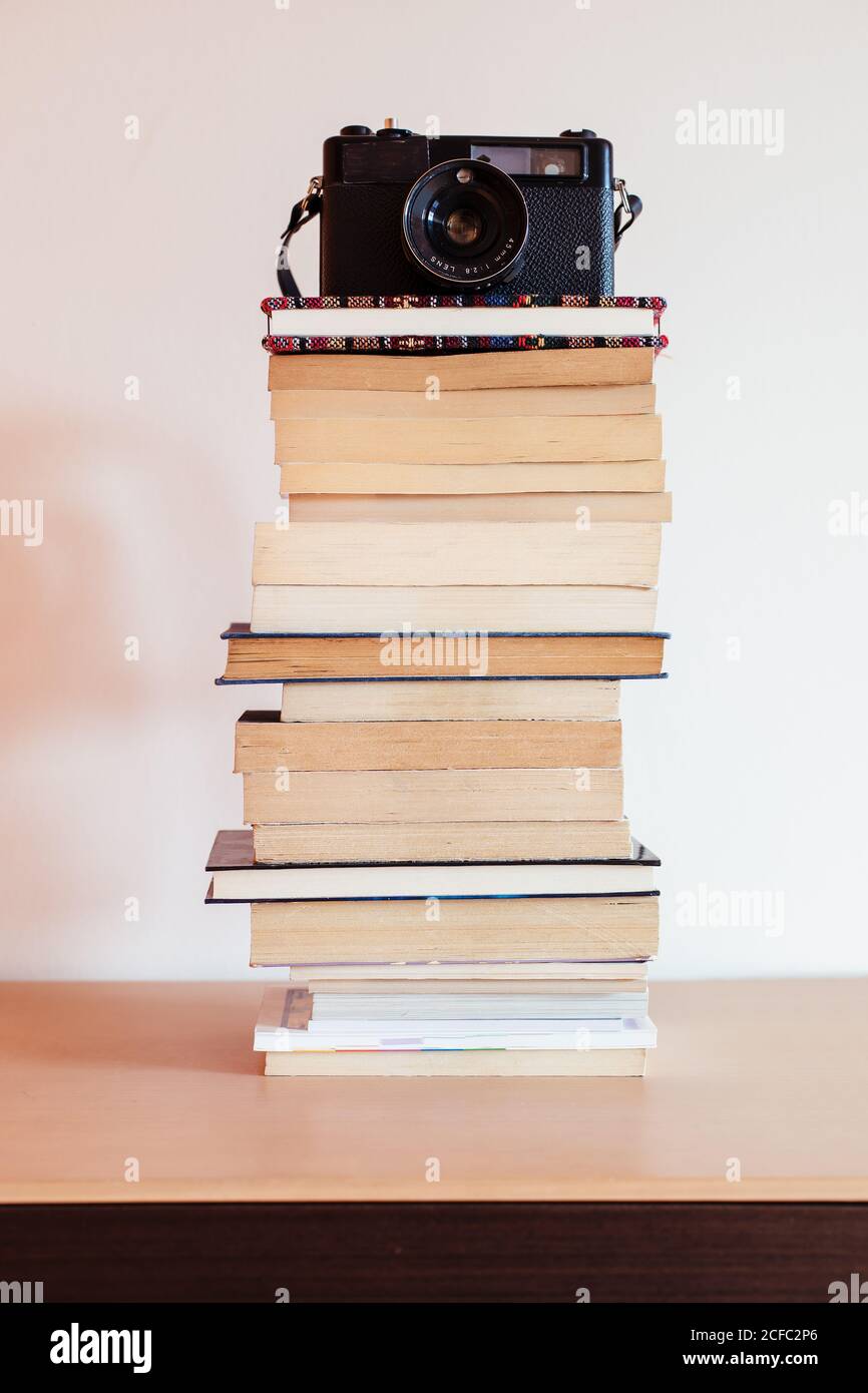 Vintage-Kamera auf einem Stapel von Büchern Stockfoto