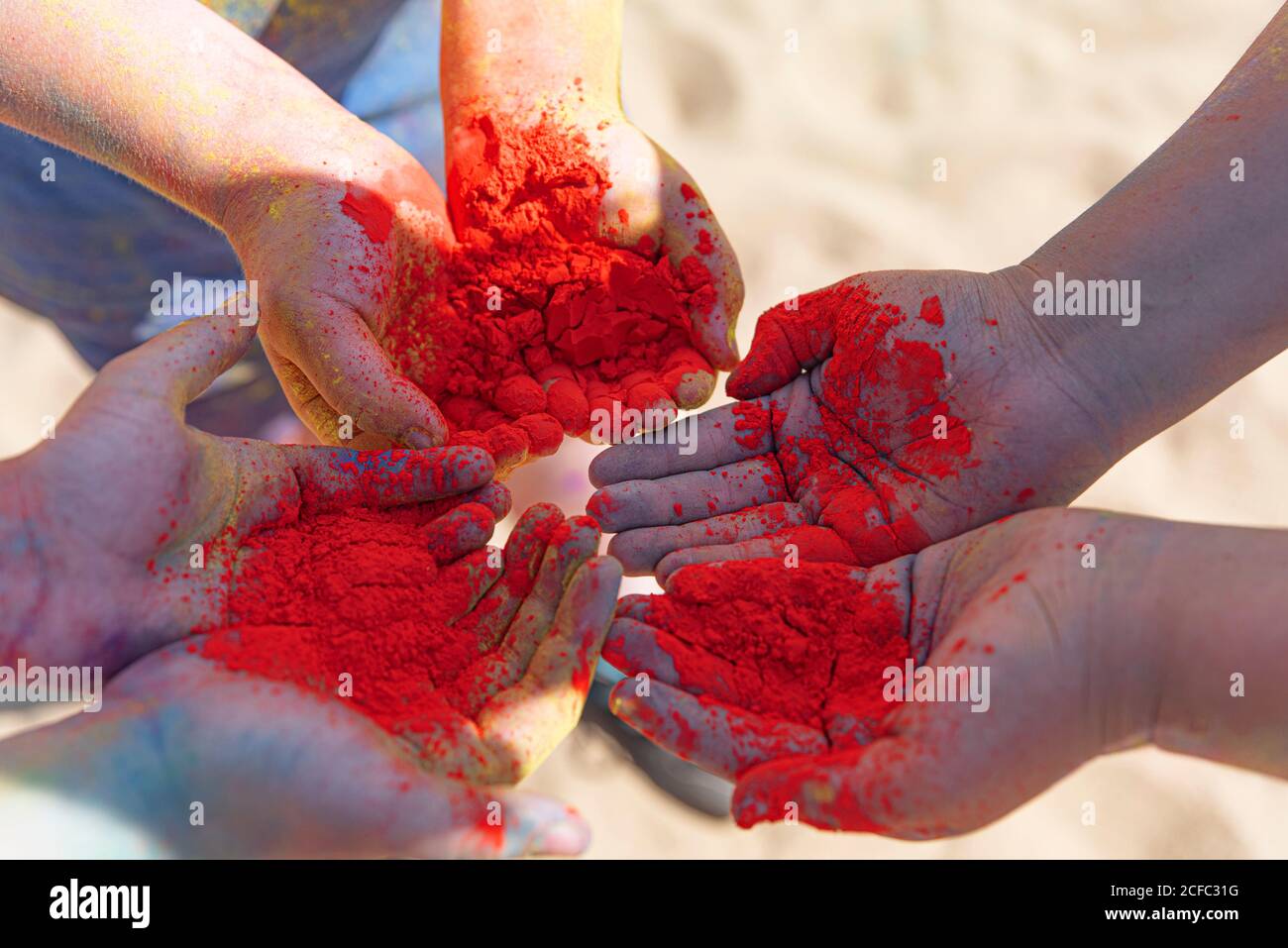 Nahaufnahme der Hände mit farbigem Pulver während des Holi Festivals. Genießen und feiern Festival der Farben. Hinduistische Tradition Stockfoto