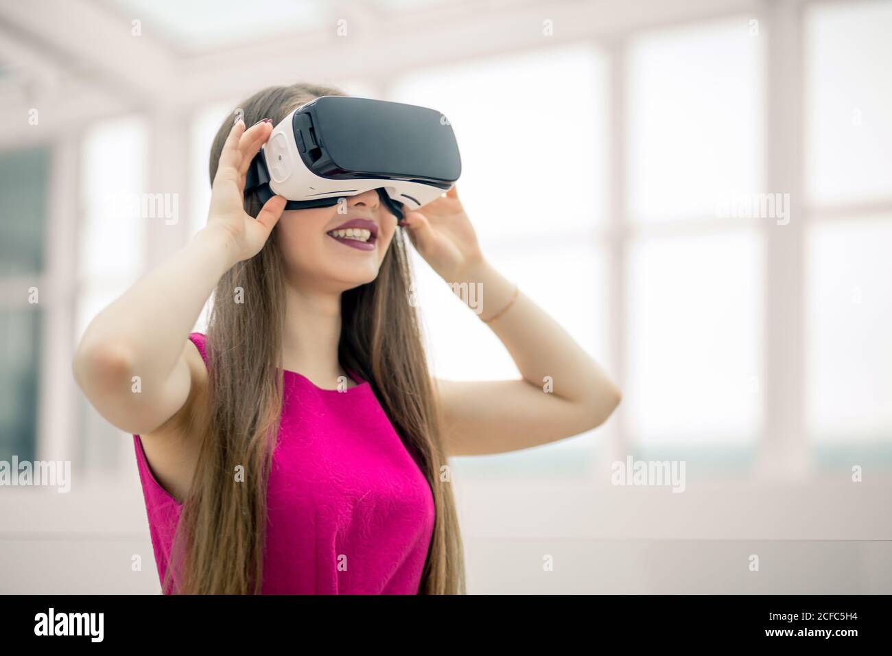 Frau beim Spiel in virtual-Reality-Brille Stockfoto