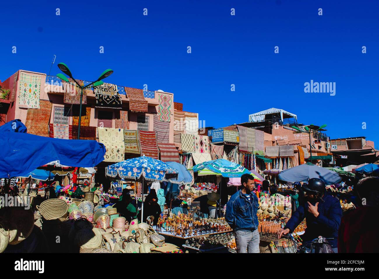 Marrakech Souk Medina Berberware Teppich, Lampen, Poufs Stockfoto