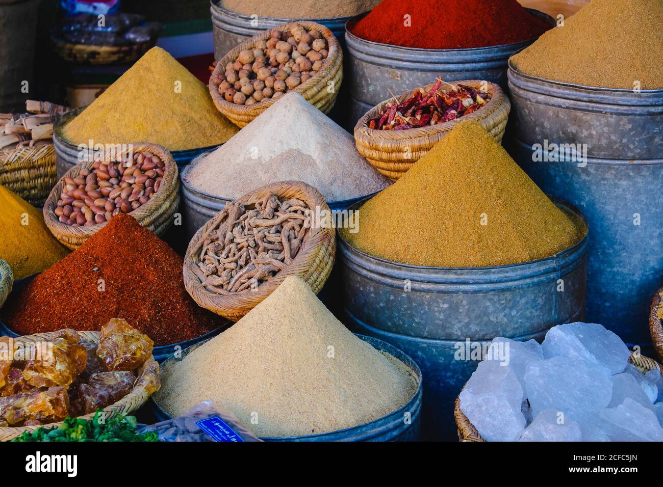 Marrakech Souk Medina Berberware Teppich, Lampen, Poufs Stockfoto