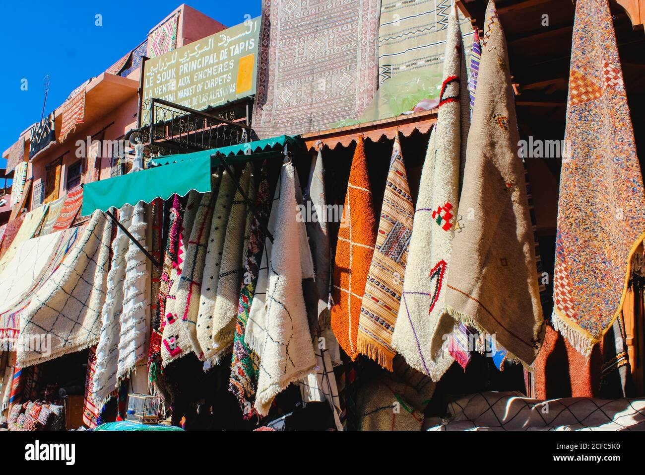 Marrakech Souk Medina Berberware Teppich, Lampen, Poufs Stockfoto