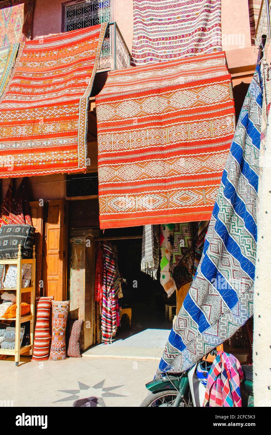 Marrakech Souk Medina Berberware Teppich, Lampen, Poufs Stockfoto