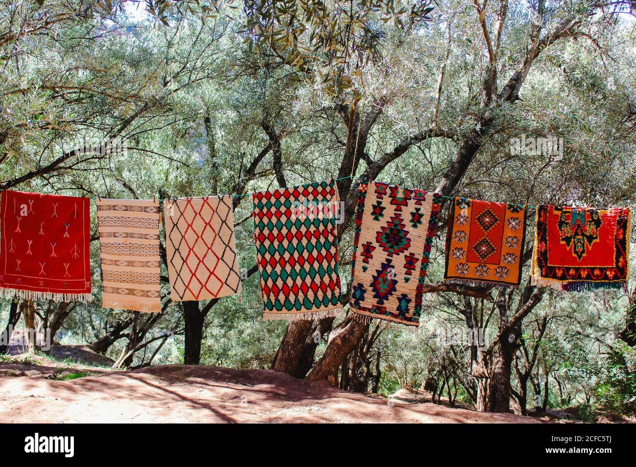 Berber Teppiche in Marokko in Ouzoud an Hängeleine Stockfoto
