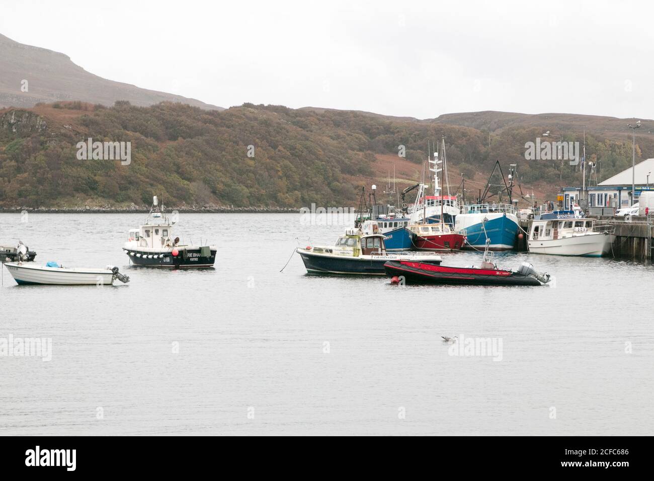 Fischerboote im Wasser auf Isle of Skye Stockfoto