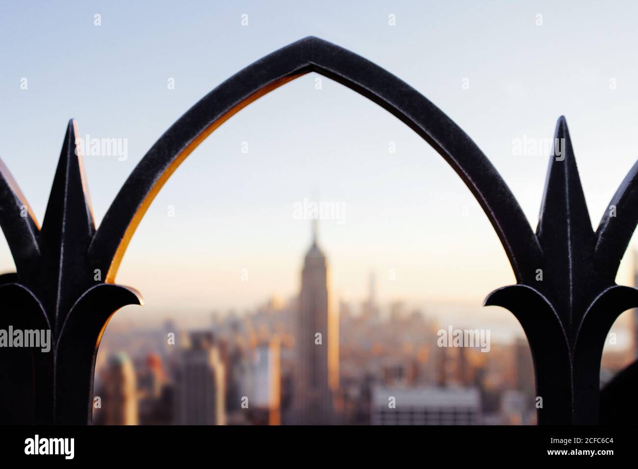 Weicher Fokus auf Metall Zierzaun mit verschwommener Stadtbild von New York im Hintergrund Stockfoto