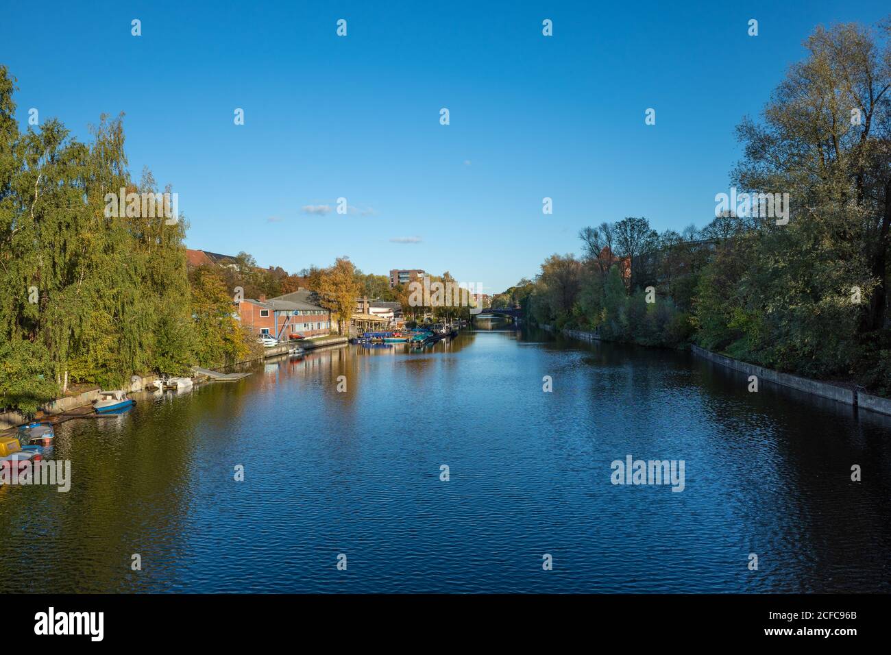 Blick vom Großheidesteg auf den Osterbek-Kanal, Hamburg Winterhude, Deutschland - 29. November 2019. Stockfoto