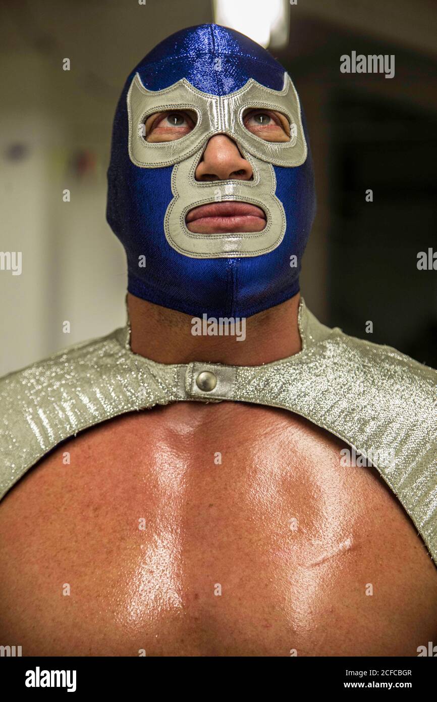 Der mexikanische Wrestler Blue Demon Jr. ist der Superheld, den Mexiko braucht. *** der Sohn des Legend Blue, Blue Demon Jr. kämpft in einem Wrestling Match, nachdem er seine Besorgnis über die Situation in Mexiko zum Ausdruck gebracht hat und besagt, dass sich die politischen Institutionen dramatisch verändern müssen, um Fortschritte zu erzielen. ****** ********************************************************** Der mexikanische Wrestler Blue Demon Jr. posiert mit seiner berühmten rätselhaften Maske, nachdem er Bedenken über Mexikos aktuelle politische Situation geäußert hat. Blauer Dämon jr. Nimmt einen weiteren Sieg heute Abend Kampf mehr, die Fortsetzung der Tradition, so dass Blue Demo Stockfoto
