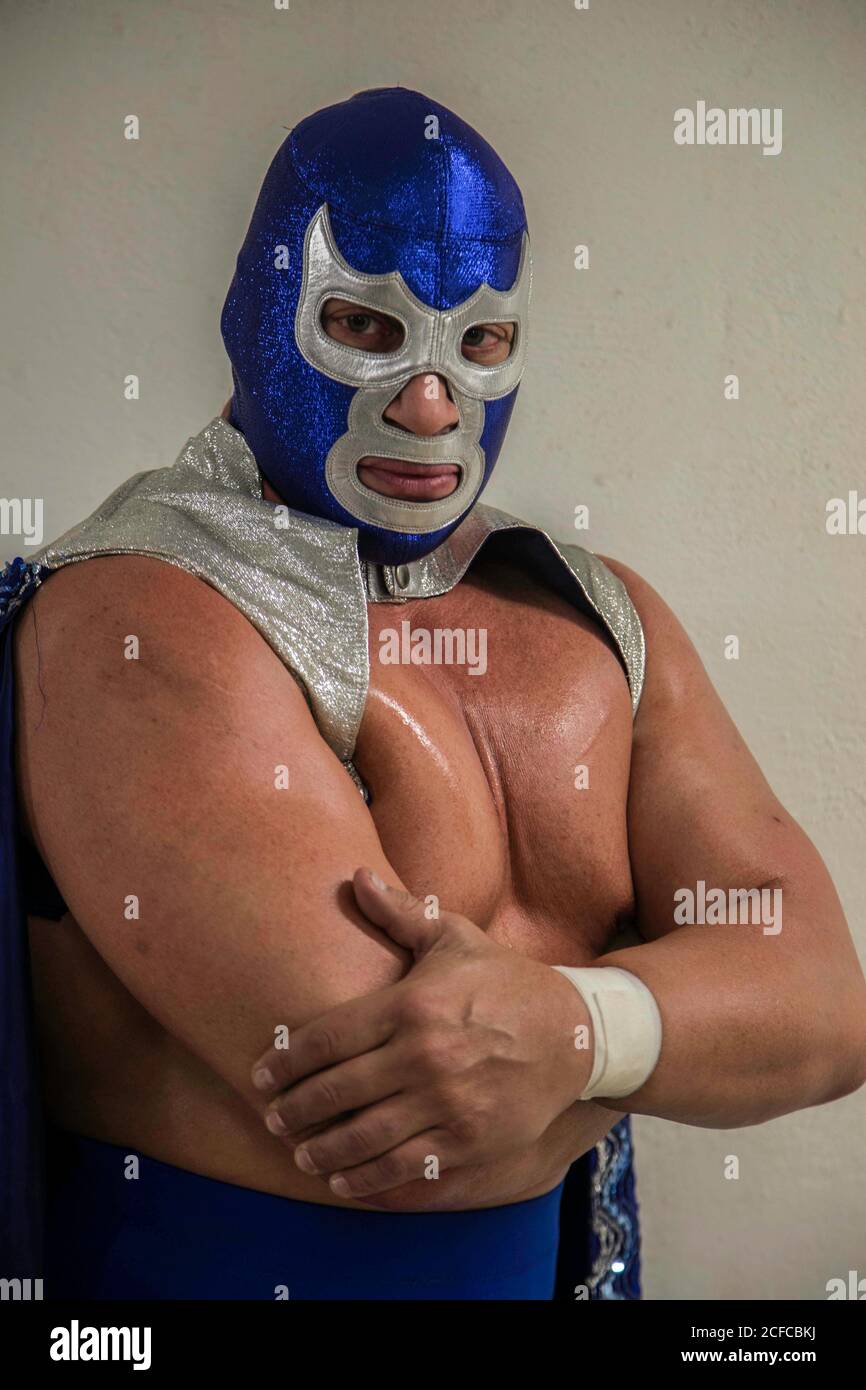 Der mexikanische Wrestler Blue Demon Jr. ist der Superheld, den Mexiko braucht. *** der Sohn des Legend Blue, Blue Demon Jr. kämpft in einem Wrestling Match, nachdem er seine Besorgnis über die Situation in Mexiko zum Ausdruck gebracht hat und besagt, dass sich die politischen Institutionen dramatisch verändern müssen, um Fortschritte zu erzielen. ****** ********************************************************** Der mexikanische Wrestler Blue Demon Jr. posiert mit seiner berühmten rätselhaften Maske, nachdem er Bedenken über Mexikos aktuelle politische Situation geäußert hat. Blauer Dämon jr. Nimmt einen weiteren Sieg heute Abend Kampf mehr, die Fortsetzung der Tradition, so dass Blue Demo Stockfoto